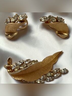 Vintage Signed BSK Textured Gold Tone Leaf Crystal Brooch & Omega Back Earrings